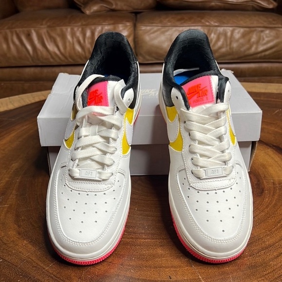 27: Nike: W Air Force 1 ‘07 SE MOTO: Size 7 - Picture 4 of 8